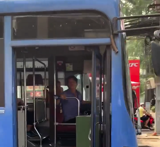 Tài xế xe buýt nhổ nước bọt vào người đi đường bị buộc thôi việc, từ chối tiếp nhận lại trên toàn hệ thống tại TP.HCM - Ảnh 1. Tài xế xe buýt nhổ nước bọt vào người đi đường bị buộc thôi việc, từ chối tiếp nhận lại trên toàn hệ thống tại TP.HCM - Ảnh 1.