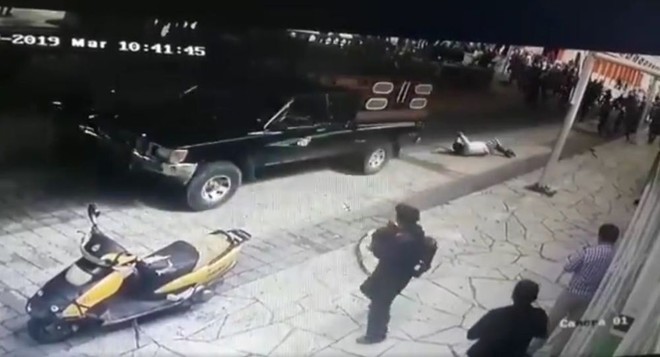 Thị trưởng ở Mexico bị bắt trói, kéo lê trên đường vì thất hứa với dân - Ảnh 1.