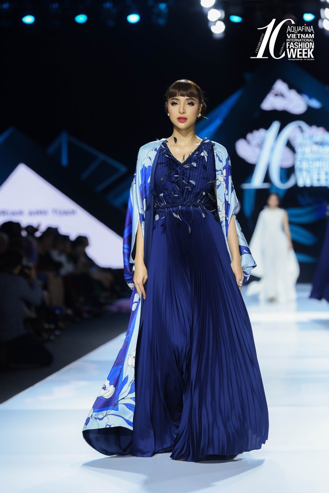 Hoa hậu Hương Giang catwalk xuất thần trong show diễn khép lại AVIFW Thu Đông 2019 - Ảnh 3.