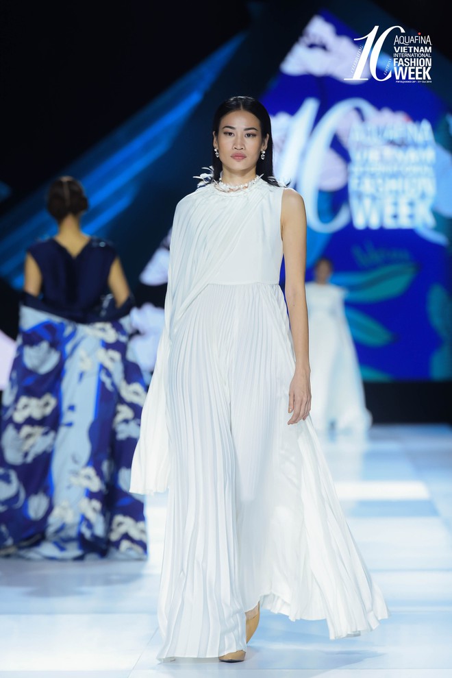 Hoa hậu Hương Giang catwalk xuất thần trong show diễn khép lại AVIFW Thu Đông 2019 - Ảnh 3.