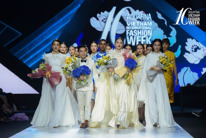 Hoa hậu Hương Giang catwalk xuất thần trong show diễn khép lại AVIFW Thu Đông 2019 - Ảnh 4.