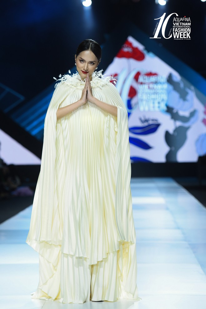 Hoa hậu Hương Giang catwalk xuất thần trong show diễn khép lại AVIFW Thu Đông 2019 - Ảnh 1.