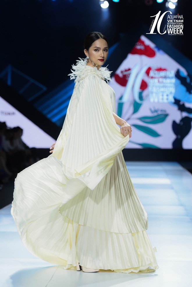 Hoa hậu Hương Giang catwalk xuất thần trong show diễn khép lại AVIFW Thu Đông 2019 - Ảnh 1.