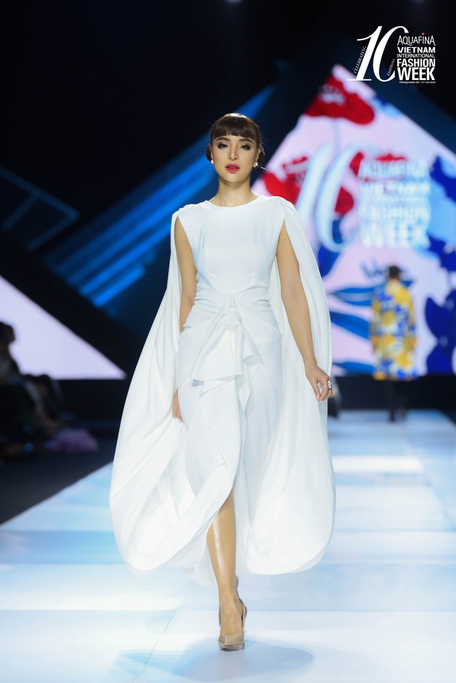 Hoa hậu Hương Giang catwalk xuất thần trong show diễn khép lại AVIFW Thu Đông 2019 - Ảnh 3.