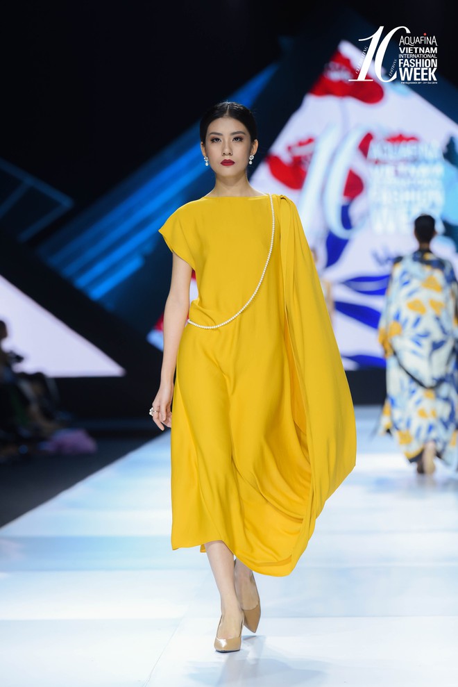 Hoa hậu Hương Giang catwalk xuất thần trong show diễn khép lại AVIFW Thu Đông 2019 - Ảnh 3.