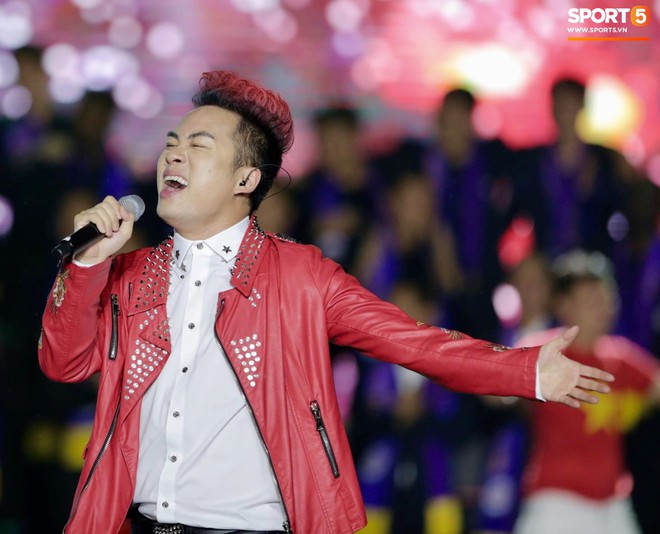 Lễ vinh danh CLB Hà Nội: Duy Mạnh và đồng đội bảnh bao trong bộ vest lịch lãm, quẩy tung sân khấu cùng các ca sĩ khách mời - Ảnh 2.