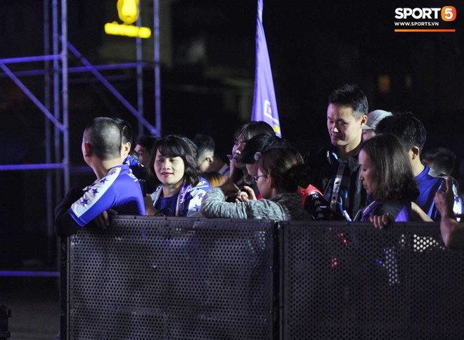 Lễ vinh danh CLB Hà Nội: Duy Mạnh và đồng đội bảnh bao trong bộ vest lịch lãm, quẩy tung sân khấu cùng các ca sĩ khách mời - Ảnh 14.