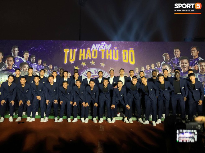 Lễ vinh danh CLB Hà Nội: Duy Mạnh và đồng đội bảnh bao trong bộ vest lịch lãm, quẩy tung sân khấu cùng các ca sĩ khách mời - Ảnh 7.