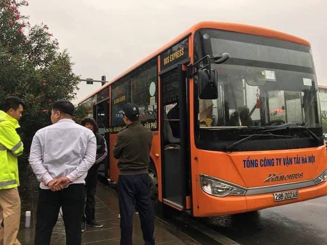 Nam thanh ni&ecirc;n kh&oacute;c l&oacute;c xin tha do kẹp 3 tr&ecirc;n &ldquo;Dream chiến&rdquo; rồi t&ocirc;ng vỡ k&iacute;nh xe bu&yacute;t - Ảnh 1.
