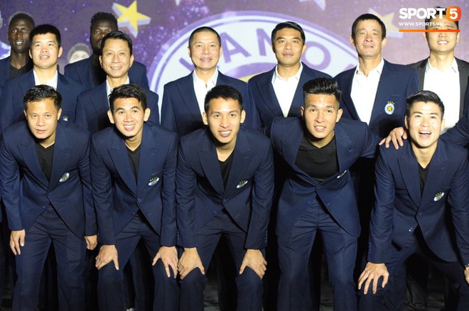 Lễ vinh danh CLB Hà Nội: Duy Mạnh và đồng đội bảnh bao trong bộ vest lịch lãm, quẩy tung sân khấu cùng các ca sĩ khách mời - Ảnh 9.