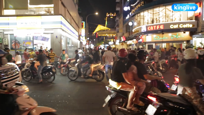 Clip: Kh&ocirc;ng kh&iacute; Halloween n&aacute;o nhiệt, tr&agrave;n ngập sắc m&agrave;u ở phố T&acirc;y B&ugrave;i Viện - Ảnh 2.