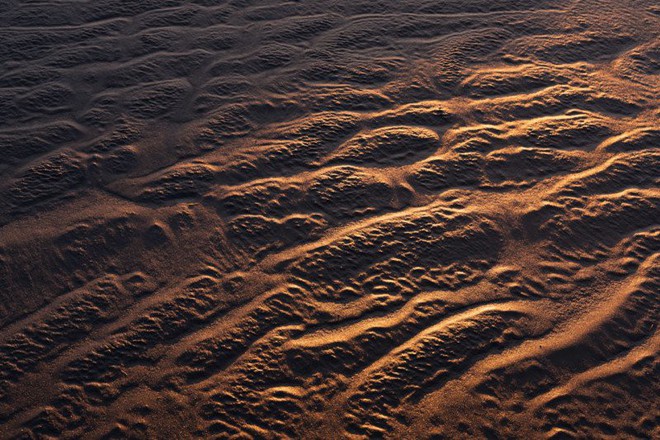 Khi phó nháy xịn trổ tài sống ảo: Không cần Photoshop, chụp vài hạt cát mà như hành tinh xa triệu cây số - Ảnh 2.