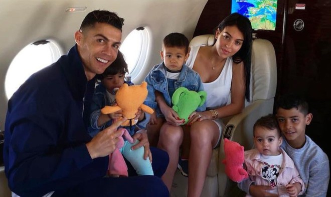 Hai cô con gái rượu của Ronaldo khiến dân mạng rụng tim bởi khoảnh khắc yêu thương nhau cực kỳ tình cảm - Ảnh 3.