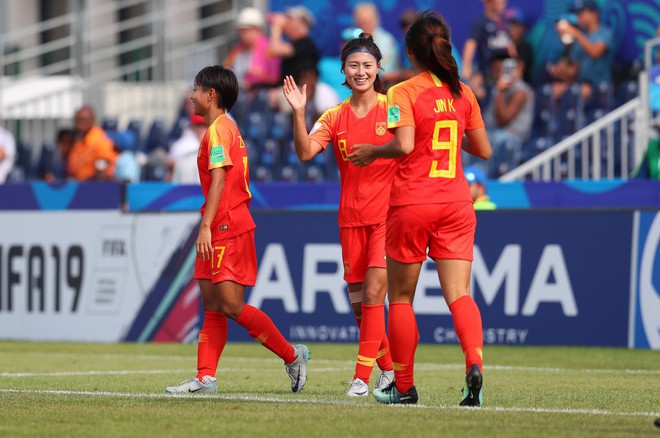 Tô son môi khi đến sân, nữ tuyển thủ Trung Quốc nhận án cấm thi đấu dài hạn - Ảnh 1.
