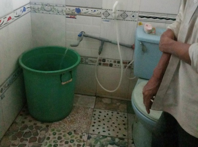 Mẹ mải việc, b&eacute; g&aacute;i 3 tuổi chết trong nh&agrave; vệ sinh khi đi học về - Ảnh 1.