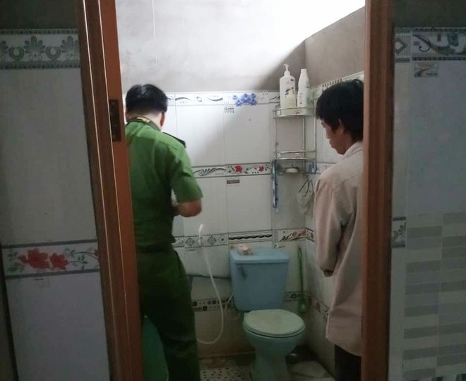 Mẹ mải việc, b&eacute; g&aacute;i 3 tuổi chết trong nh&agrave; vệ sinh khi đi học về - Ảnh 2.