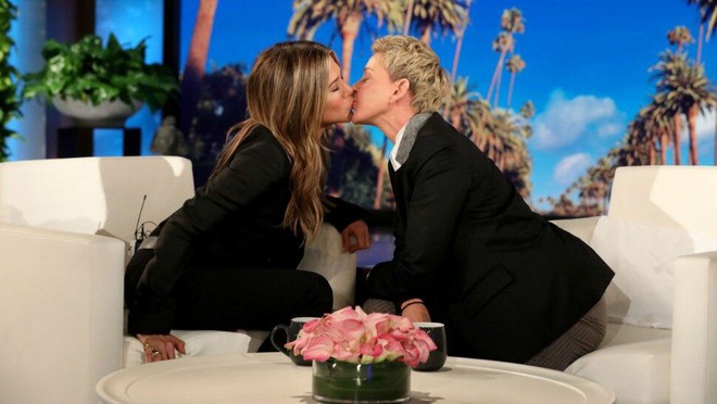 Hết tạo kỷ lục Instagram, Jennifer Aniston lại gây bão khi... khóa môi Ellen DeGeneres trên sóng truyền hình - Ảnh 3.