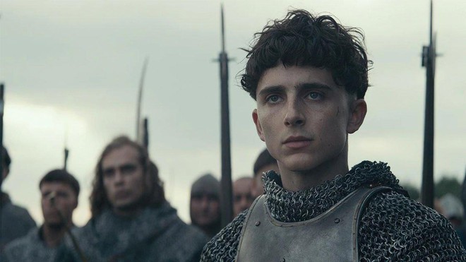 Timothée Chalamet đẹp xỉu nhưng diễn xuất như lên đồng ở The King - Ảnh 3.