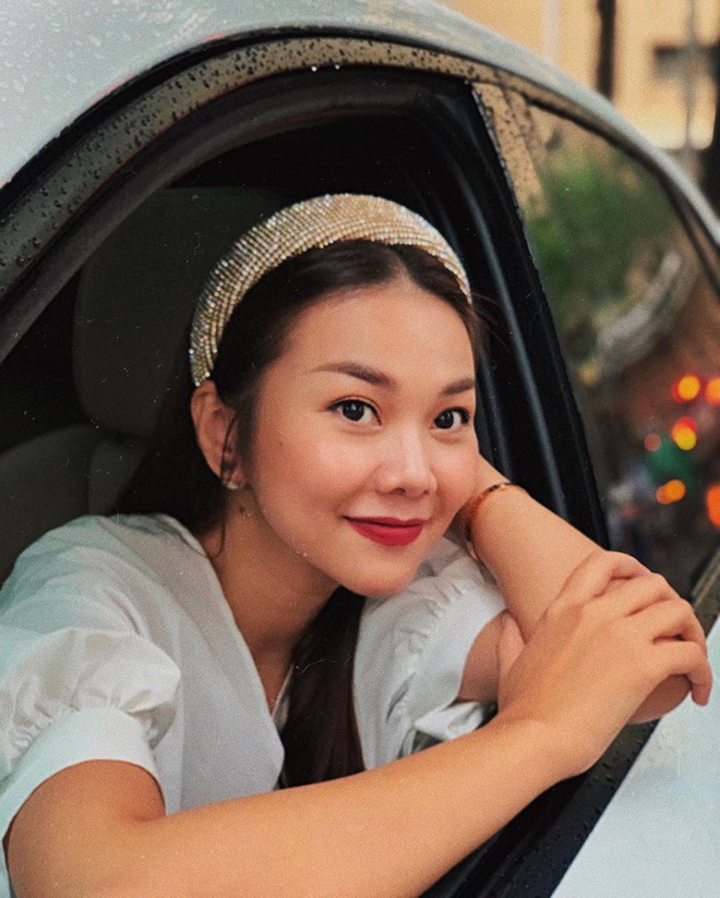 Thanh Hằng l&uacute;c n&agrave;o cũng nổi-bần-bật, một phần l&agrave; bởi c&ocirc; rất chăm diện đồ &aacute;nh kim &ldquo;hack tuổi&rdquo; t&agrave;i t&igrave;nh - Ảnh 5.