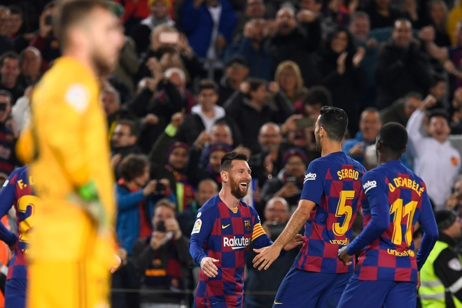 Messi lập cú đúp siêu phẩm sút phạt để cân bằng kỷ lục hat-trick với CR7 và giúp Barcelona giữ vững ngôi đầu La Liga - Ảnh 6.