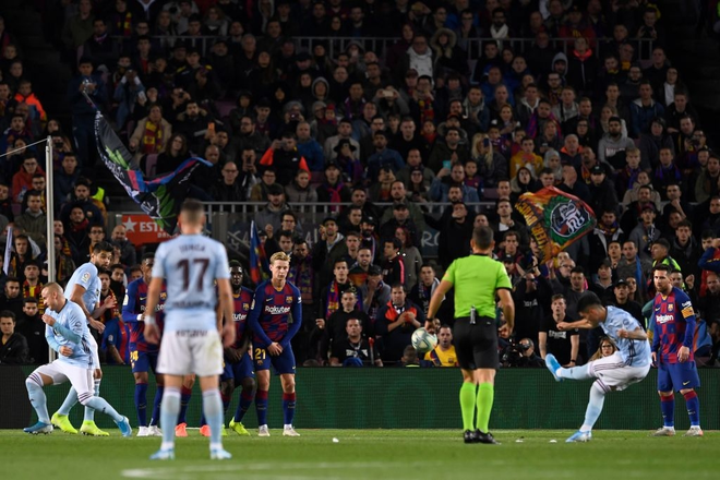 Messi lập cú đúp siêu phẩm sút phạt để cân bằng kỷ lục hat-trick với CR7 và giúp Barcelona giữ vững ngôi đầu La Liga - Ảnh 3.