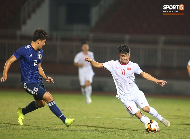 Ngộ nghĩnh: Trợ lý cõng cầu thủ U19 Việt Nam bị chấn thương chạy vào sân ăn mừng khi giành vé tham dự VCK U19 châu Á 2020 - Ảnh 3.