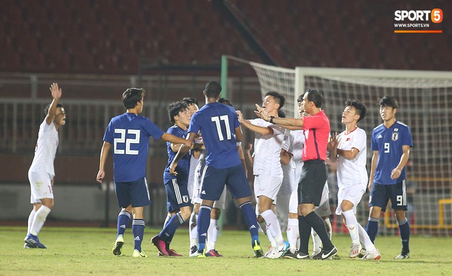 Ngộ nghĩnh: Trợ lý cõng cầu thủ U19 Việt Nam bị chấn thương chạy vào sân ăn mừng khi giành vé tham dự VCK U19 châu Á 2020 - Ảnh 7.
