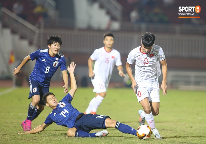 Ngộ nghĩnh: Trợ lý cõng cầu thủ U19 Việt Nam bị chấn thương chạy vào sân ăn mừng khi giành vé tham dự VCK U19 châu Á 2020 - Ảnh 6.