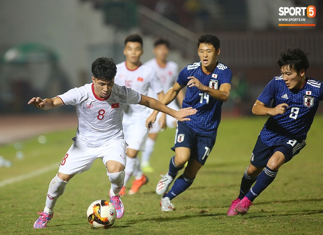 Ngộ nghĩnh: Trợ lý cõng cầu thủ U19 Việt Nam bị chấn thương chạy vào sân ăn mừng khi giành vé tham dự VCK U19 châu Á 2020 - Ảnh 10.