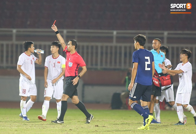 Ngộ nghĩnh: Trợ lý cõng cầu thủ U19 Việt Nam bị chấn thương chạy vào sân ăn mừng khi giành vé tham dự VCK U19 châu Á 2020 - Ảnh 9.