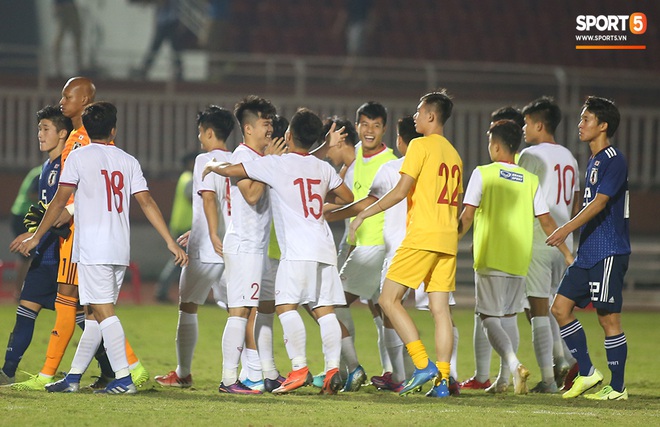 Ngộ nghĩnh: Trợ lý cõng cầu thủ U19 Việt Nam bị chấn thương chạy vào sân ăn mừng khi giành vé tham dự VCK U19 châu Á 2020 - Ảnh 11.