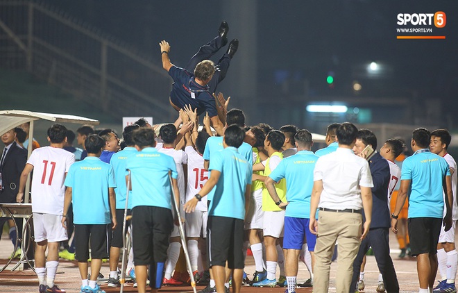 Ngộ nghĩnh: Trợ lý cõng cầu thủ U19 Việt Nam bị chấn thương chạy vào sân ăn mừng khi giành vé tham dự VCK U19 châu Á 2020 - Ảnh 13.