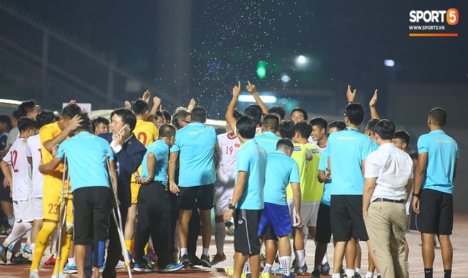 Ngộ nghĩnh: Trợ lý cõng cầu thủ U19 Việt Nam bị chấn thương chạy vào sân ăn mừng khi giành vé tham dự VCK U19 châu Á 2020 - Ảnh 12.
