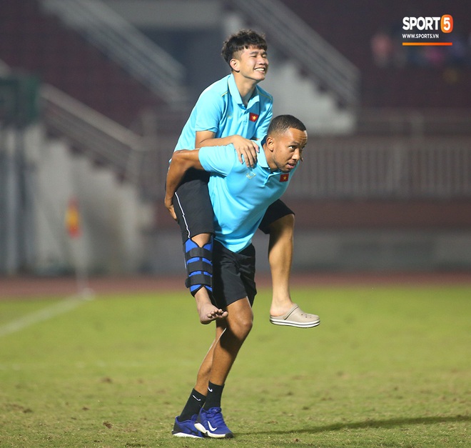 Ngộ nghĩnh: Trợ lý cõng cầu thủ U19 Việt Nam bị chấn thương chạy vào sân ăn mừng khi giành vé tham dự VCK U19 châu Á 2020 - Ảnh 18.