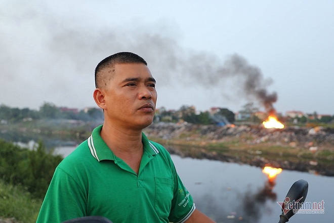 Lửa cuồn cuộn trên đống vải vụn, cả xã ở Hà Nội tự đầu độc mình - Ảnh 3.