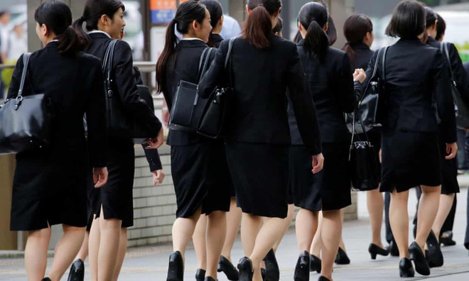  Phụ nữ Nhật Bản đấu tranh đòi quyền đeo kính tại nơi làm việc  - Ảnh 1.