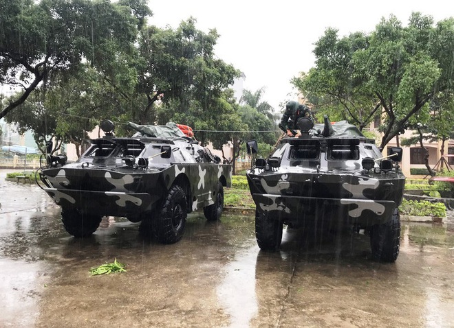 Xe bọc th&eacute;p sẵn s&agrave;ng ứng cứu tại c&aacute;c v&ugrave;ng chia cắt trong b&atilde;o - Ảnh 1.