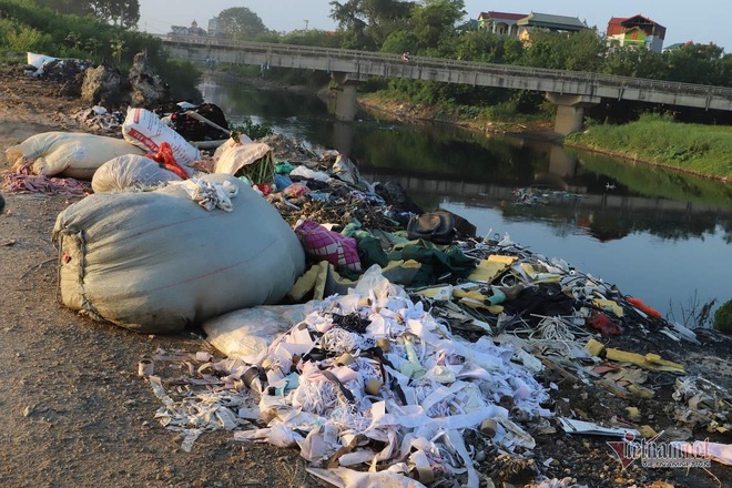 Lửa cuồn cuộn trên đống vải vụn, cả xã ở Hà Nội tự đầu độc mình - Ảnh 6.