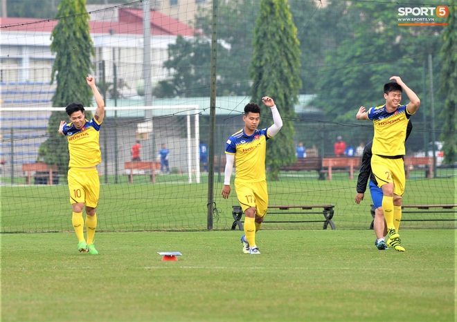 Công Phượng trò chuyện không ngớt cùng cạ cứng Quang Hải trong buổi tập đầu tiên khi trở về Việt Nam  - Ảnh 5.