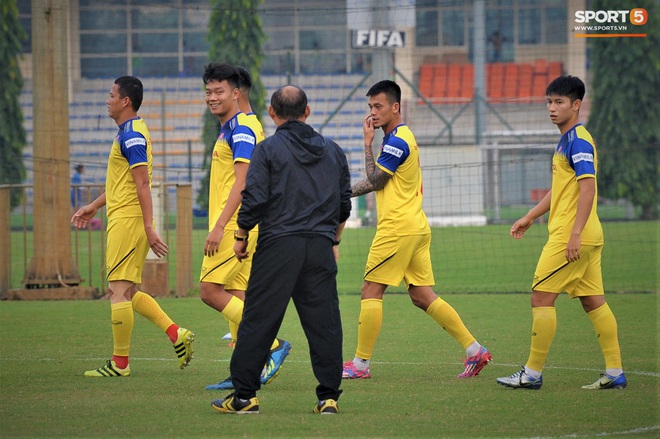 Công Phượng trò chuyện không ngớt cùng cạ cứng Quang Hải trong buổi tập đầu tiên khi trở về Việt Nam  - Ảnh 9.