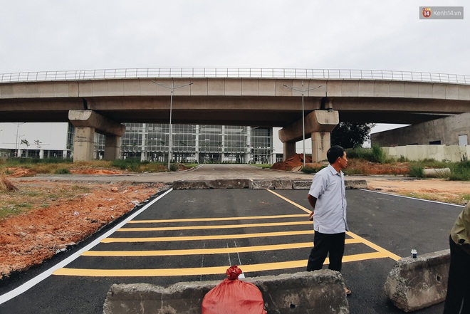 Bến xe Miền Đ&ocirc;ng mới trị gi&aacute; 4.000 tỉ đồng đ&atilde; ho&agrave;n th&agrave;nh nhưng vẫn &aacute;n binh bất động, cỏ dại phủ k&iacute;n xung quanh - Ảnh 4.