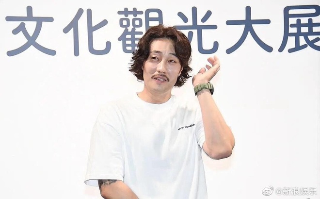 So Ji Sub gây choáng toàn tập với hình ảnh mới, thanh xuân của bao thiếu nữ giờ tuột dốc hình ảnh đến như này sao? - Ảnh 1.