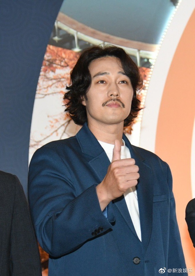 So Ji Sub gây choáng toàn tập với hình ảnh mới, thanh xuân của bao thiếu nữ giờ tuột dốc hình ảnh đến như này sao? - Ảnh 3.