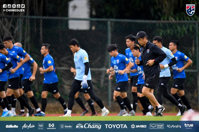 Cầu thủ Thái Lan từng bị thẻ đỏ khi đối đầu Việt Nam cầu nguyện giống hệt HLV Park Hang-seo trước khi tập luyện - Ảnh 10.