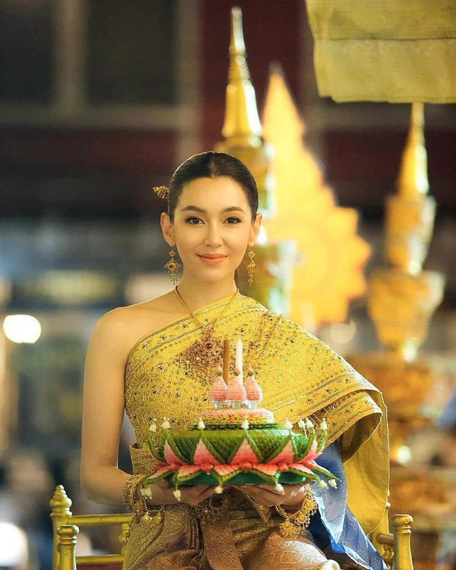 Nữ thần lễ hội hoa đăng Thái Lan 11/11 gây náo loạn vì nhan sắc cực phẩm, nhưng sao lại bị đèn flash hại đến mức này? - Ảnh 2.