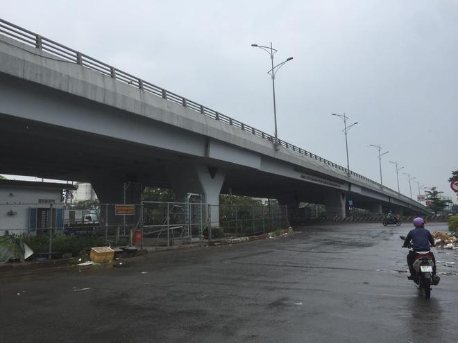 TP. HCM: Bỏ lại xe m&aacute;y, nam sinh vi&ecirc;n trường FPT nghi nhảy từ cầu vượt xuống đất tự tử - Ảnh 1.