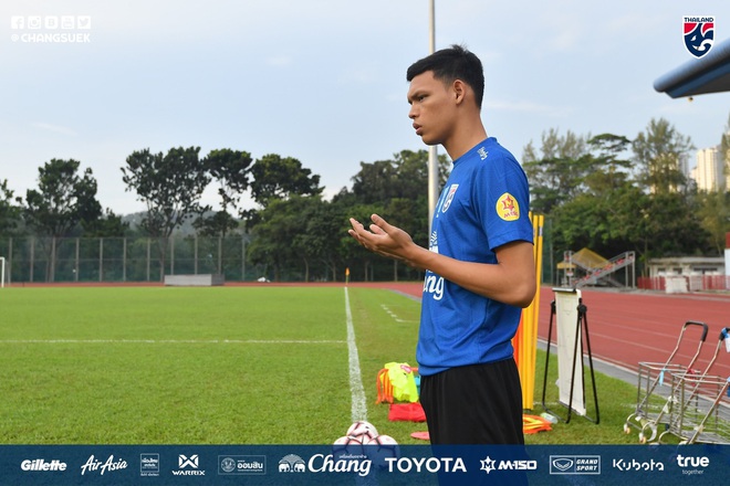 Cầu thủ Thái Lan từng bị thẻ đỏ khi đối đầu Việt Nam cầu nguyện giống hệt HLV Park Hang-seo trước khi tập luyện - Ảnh 1.