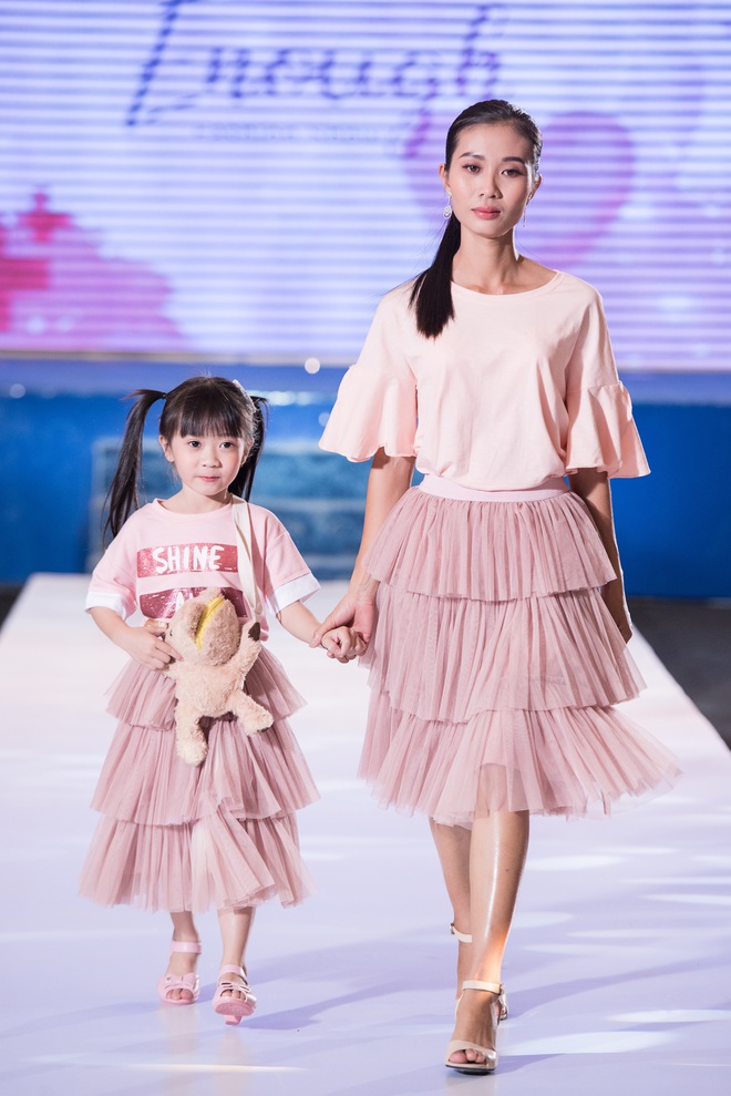 Hoàng Thùy nắm tay bệnh nhân ung thư sải bước trên sàn catwalk - Ảnh 9.