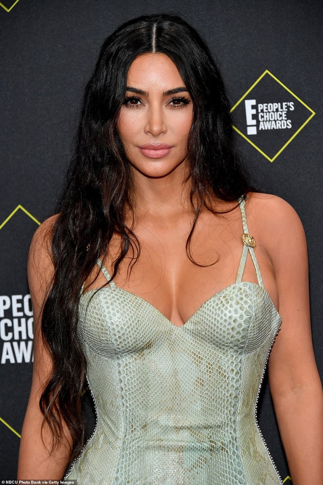 Siêu vòng 3 Kim Kardashian lột xác tại thảm đỏ PCAs sau khi giảm 8kg, body đỉnh cao và không còn quá xôi thịt - Ảnh 5.