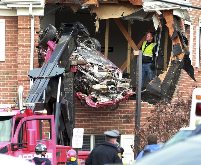 Chiếc Porsche mất lái đâm thẳng lên tầng 2 của một ngôi nhà, khiến 2 người trẻ tuổi trong xe tử vong - Ảnh 2.